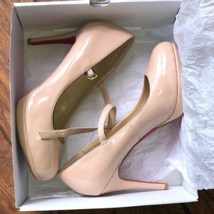 NIB 8 heels light cream tan color